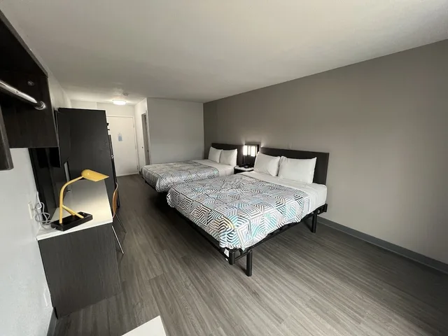 غرفة قياسية بسرير كوين بمطبخ صغير، Studio6 Altoona, IA - Des Moines East 5/10