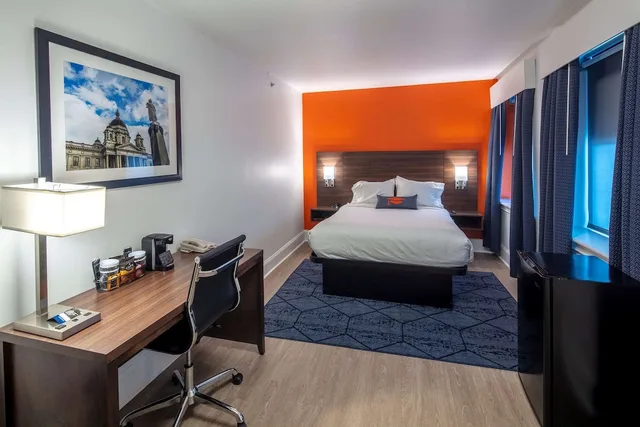غرفة بسرير كوين، Collegian Hotel and Suites, Trademark Collection By Wyndham 2/5