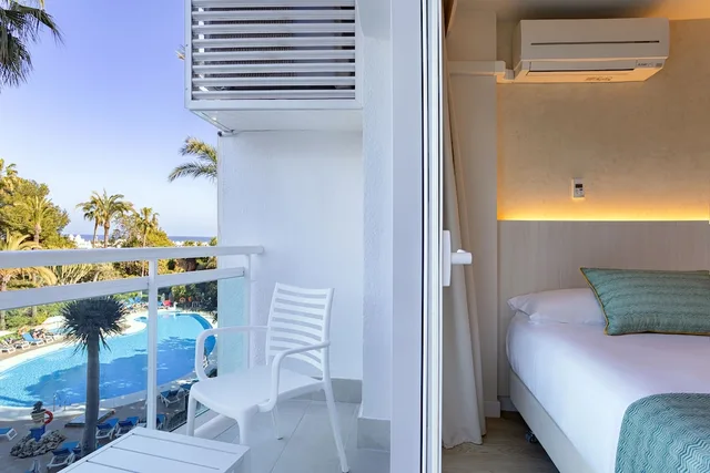 غرفة بفراش فوتون وسريرين منفصلين بإطلالة على المسبح بشرفة، Palmasol Hotel 5/6