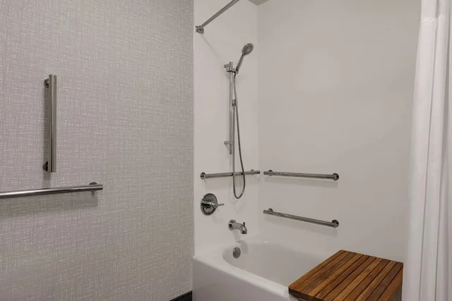 Room, King Bed, Accessible, Hampton Inn Starkville Mississippi State University 3/3
