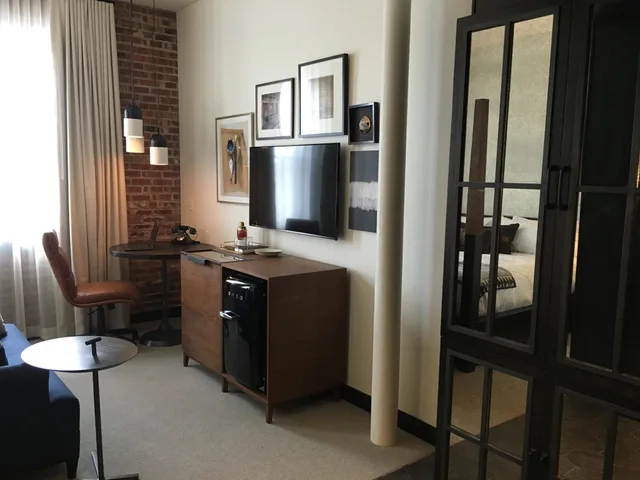 Guest Room, King Bed, Crossroads Hotel 4/4