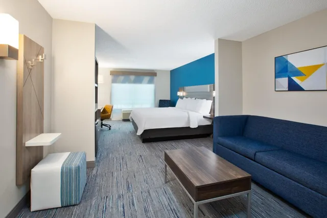 جناح بسرير كينج مع أريكة، Holiday Inn Express Hotel Suites Grand Rapids North 2/3