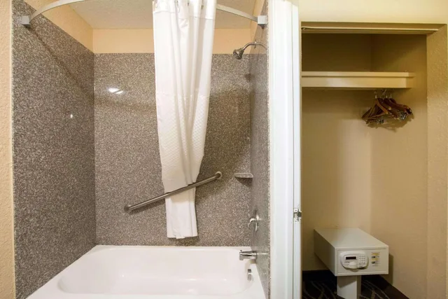 جناح بسرير كينج بغرفة نوم واحدة، Quality Inn & Suites I-35 Near Frost Bank Center San Antonio, TX 8/10