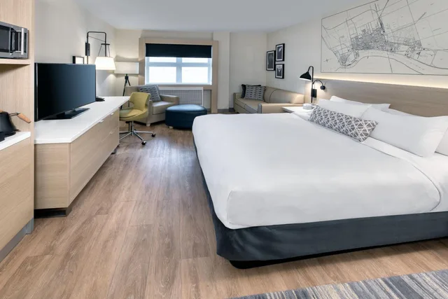 غرفة سوبيريور بسرير كينج، The Insignia Hotel, Sarnia, a Tribute Portfolio Hotel 1/7