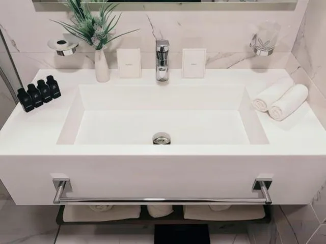 غرفة قياسية بسرير كينج مع أريكة، Central Point Hotel Belgrade 8/8