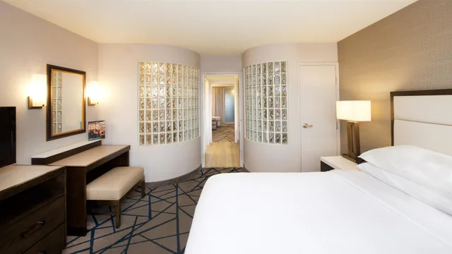 جناح بسرير كينج مع أريكة بحوض جاكوزي، Embassy Suites by Hilton Portland Washington Square 2/4