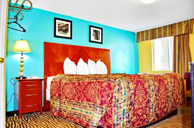 غرفة ديلوكس بسرير كينج، Flagship Inn And Suites 1/3