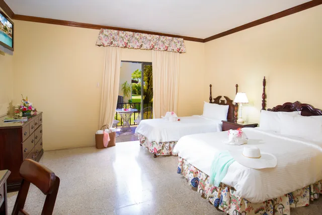 غرفة بسرير مزدوج بإطلالة على الحديقة، Rooms On The Beach Negril 1/1