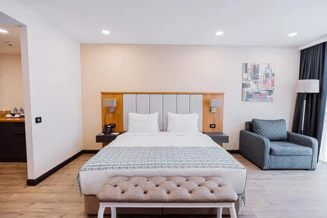 غرفة عائلية بسرير كينج وسرير كوين، Best Western Plus Batumi 2/7