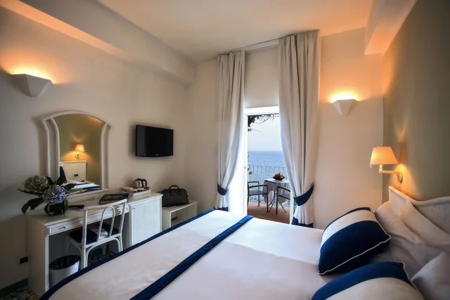 غرفة كلاسيكية بسرير كينج بإطلالة على البحر، Miramalfi Hotel 2/5