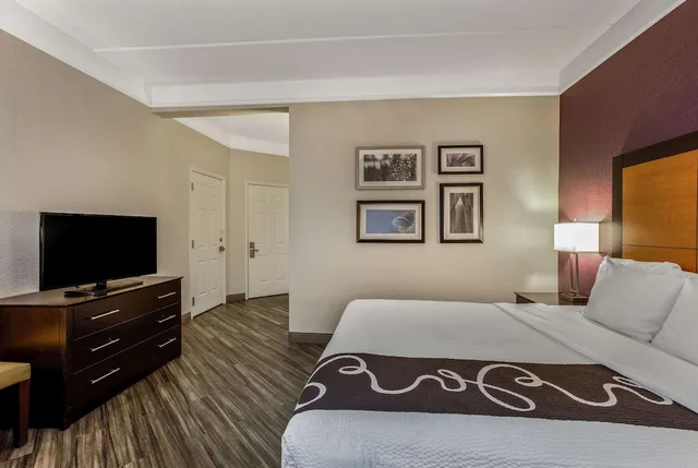 غرفة ديلوكس بسرير كينج، La Quinta Inn And Suites By Wyndham Orlando Airport North 4/9
