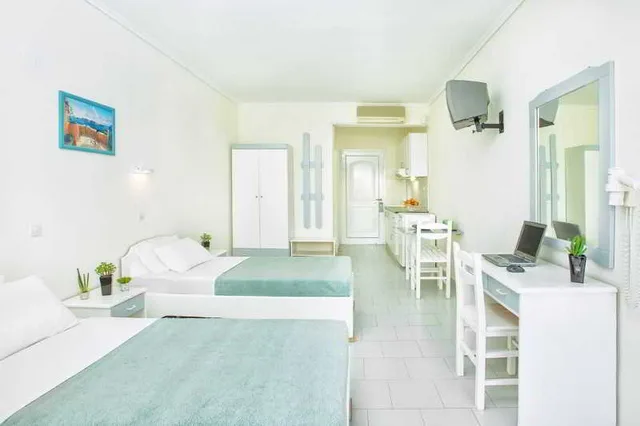 غرفة سوبيريور بسرير مزدوج بإطلالة على الحديقة، Xenios Port Marina 2/2