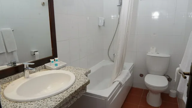 غرفة قياسية بسرير كينج بإطلالة على الحديقة، Arabella Azur Resort 3/3