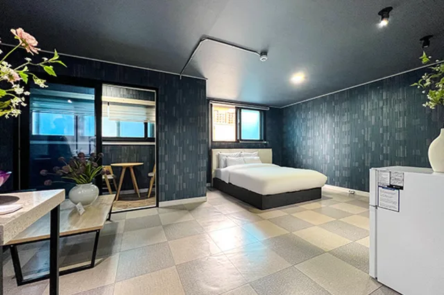 غرفة بريميوم بفرشتي فوتون وسرير كوين، Malu Hotel 4/4