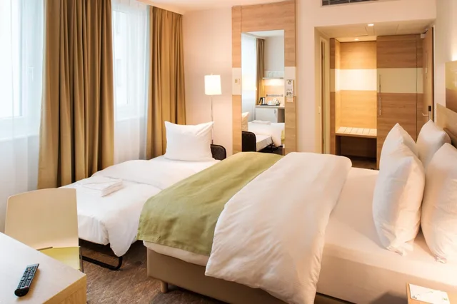 غرفة قياسية بسرير كينج وسرير كوين، Holiday Inn Frankfurt Airport 1/10