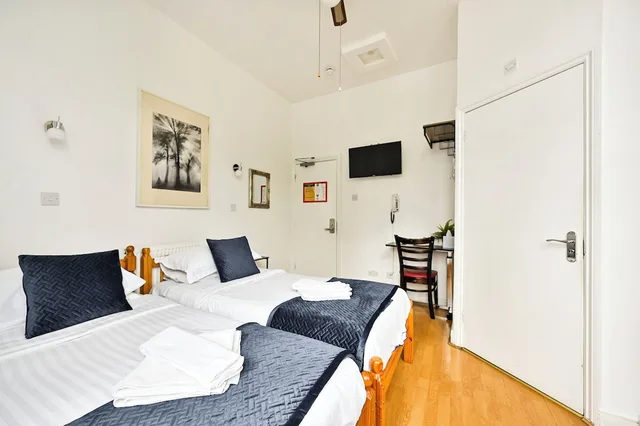 غرفة بسريرين منفصلين، City London Hotel 1/10