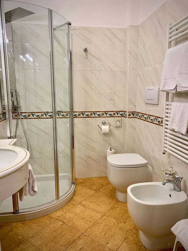 غرفة بسرير مزدوج بإطلالة على البحيرة بشرفة، Hotel Ristorante Gardesana 6/7
