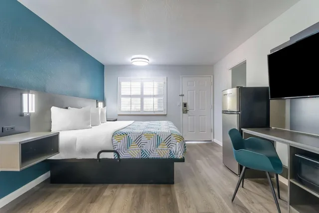 1 King Bed - Mobil Access Tub Nsmk Micfridg، Studio6 Suites Madera, CA - Yosemite 2/8