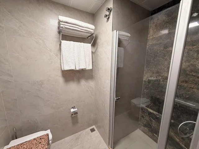 غرفة قياسية ثلاثية بسرير مزدوج وسرير فردي، Ida Hotel 6/7