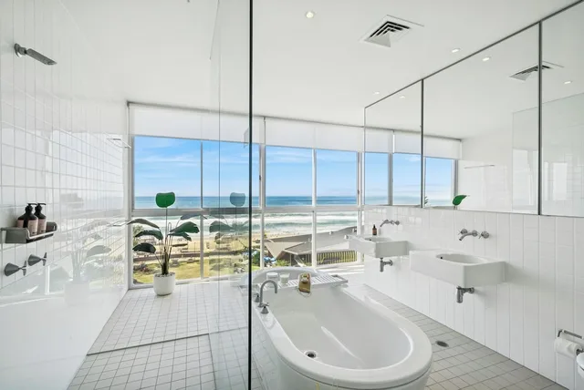 3 Bedrooms, Villa, King Bed, Queen and Twin Beds, Ocean View, ULTIQA Air on Broadbeach 7/9