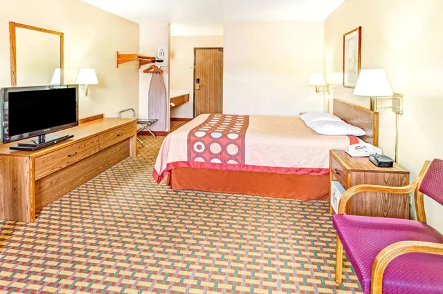غرفة بسرير كوين لذوي الإعاقة، Super 8 by Wyndham Mt. Vernon OH 1/3