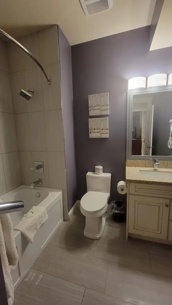 جناح بسرير كوين بشرفة، Sahara Courtyard Inn 3/3