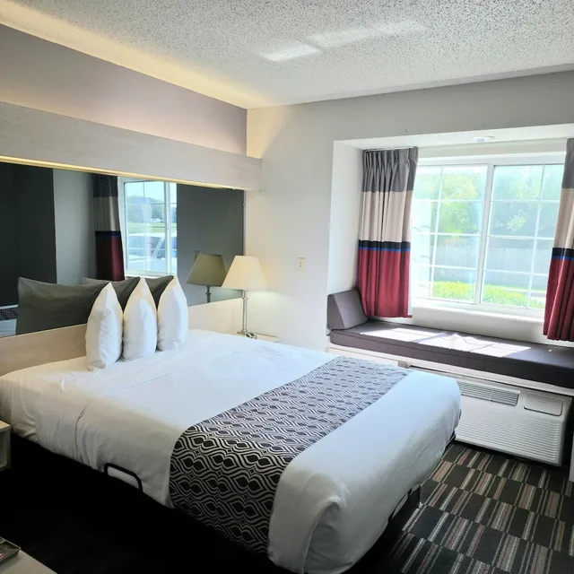 غرفة بسرير كوين لذوي الإعاقة، Microtel Inn & Suites by Wyndham Claremore 2/5