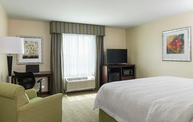 غرفة بسرير كينج لذوي الإعاقة، Hampton Inn & Suites Philadelphia Montgomeryville 1/2