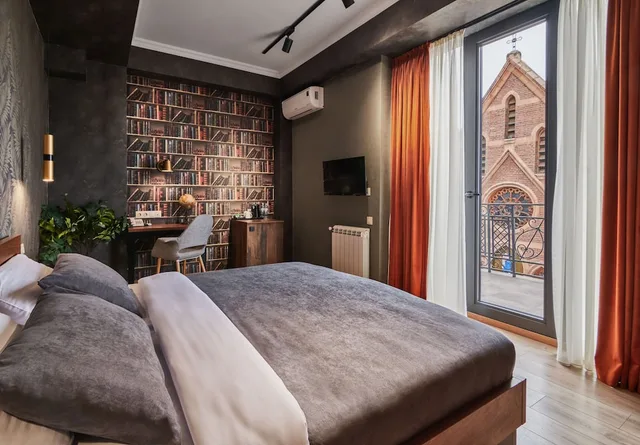 جناح بسرير كينج بشرفة مع أريكة، HOTEL CITY 3/6