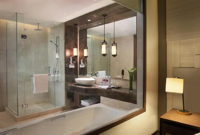 غرفة قياسية بسرير كينج وسرير كوين مع دخول الصالة، Crowne Plaza Bandung 2/2