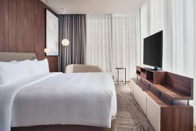 Guest Room, Deluxe, King Bed, City View, Executive Level، JW Marriott Hotel Guadalajara 6/9