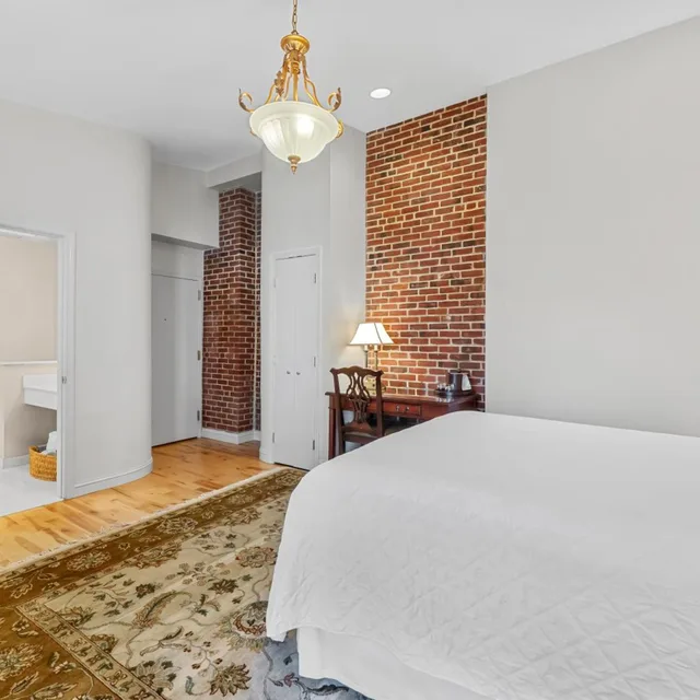Deluxe, Queen Bed, Penn's View Hotel 5/9