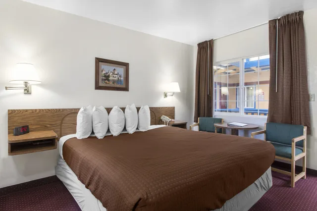Room, King Bed, Hot Tub, Town House Motel - Historic Old Town Eureka 1/6