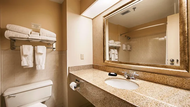 Tower, King Bed, Balcony، Best Western Plus Cairn Croft Hotel 5/7