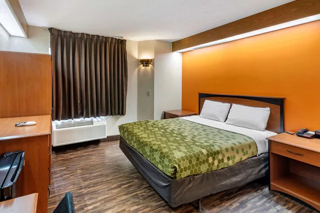 Standard, Queen Bed, Accessible, Econo Lodge North Academy 1/4