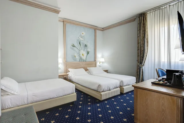 غرفة ثلاثية بثلاثة أسرّة، Hotel de La Ville 1/5