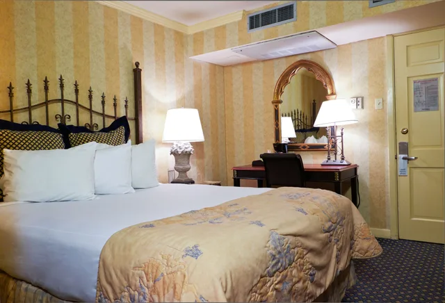 Room, King Bed, No Window، Place D'armes Hotel 3/8