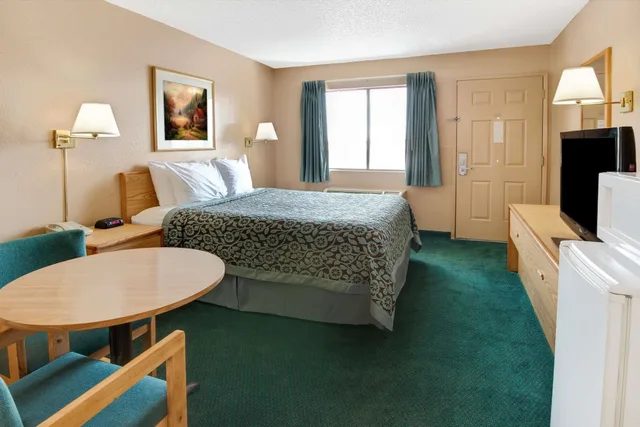 Upgrade, Deluxe, King Bed، Days Inn by Wyndham El Paso Airport East 3/10