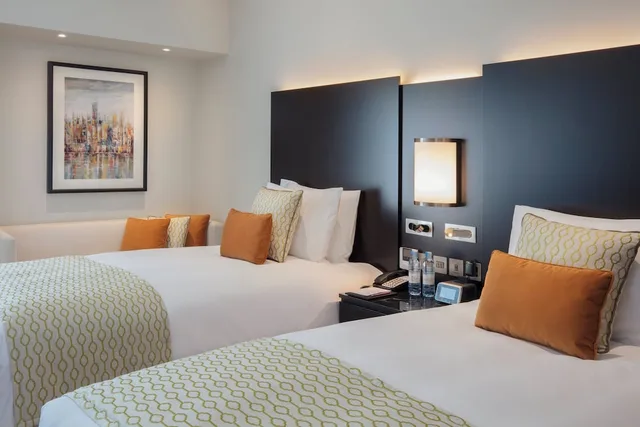 غرفة قياسية بسريرين منفصلين بإطلالة على الحديقة مع دخول صالة النادي لذوي الإعاقة، Crowne Plaza Bahrain 6/10