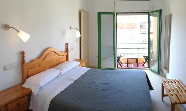 غرفة بسرير مزدوج أو سريرين منفصلين بشرفة، Hostal Rom 4/6