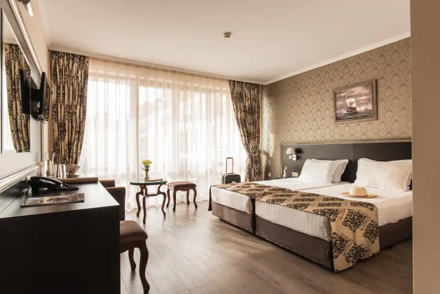 غرفة بسرير مزدوج بإطلالة على المسبح مع سرير إضافي، Hotel & Spa Diamant Residence 1/6