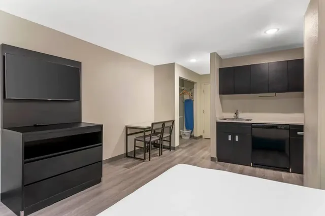 غرفة بسرير كوين، MainStay Suites Little Rock West Near Medical Centers 3/6