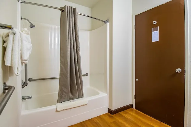 غرفة قياسية بسريرين مزدوجين بمطبخ صغير، Studio6 Cypress, CA 8/9