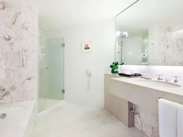 Junior Suite, King Bed, Bay View, Sofitel Melbourne On Collins 3/3