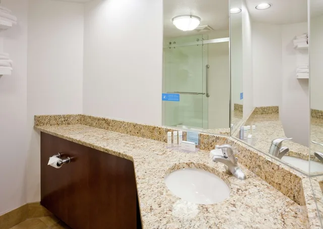 غرفة بسرير كينج بإطلالة على البحيرة مع أريكة لذوي الإعاقة، Hampton Inn Duluth Canal Park 4/6
