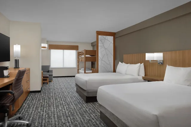 غرفة بسريرين كوين مع أريكة في طابق مرتفع، Hyatt Place Orlando/Lake Buena Vista 2/7