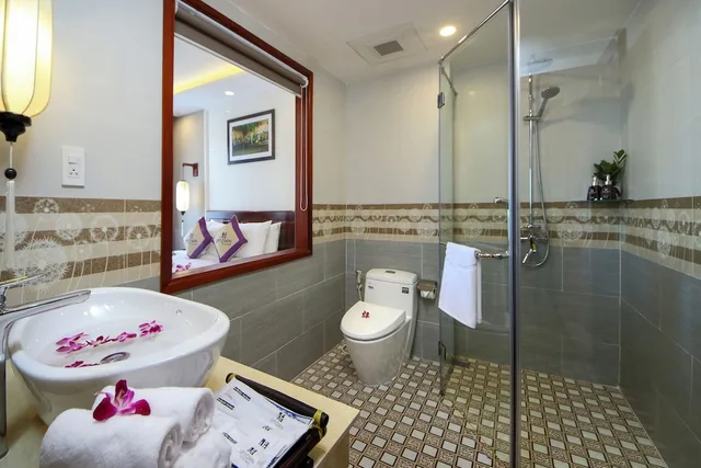 غرفة ديلوكس بسرير كينج بإطلالة على المدينة بشرفة، Uptown Hotel 3/3