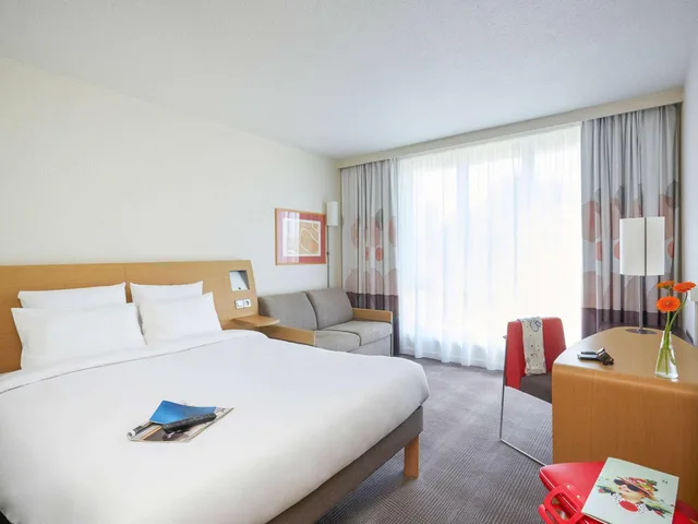 غرفة كلاسيكية بسرير مزدوج مع أريكة، NOVOTEL LENS NOYELLES 1/10