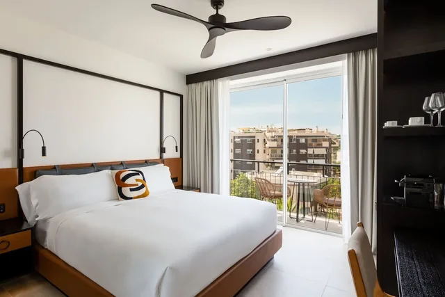 غرفة ديلوكس بسرير كينج بشرفة، Hotel Riomar, Ibiza, a Tribute Portfolio Hotel 9/10