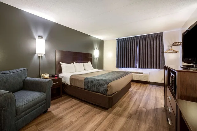 Standard, King Bed, Pet Friendly, Ground Floor, Econo Lodge Darien Lakes 2/6